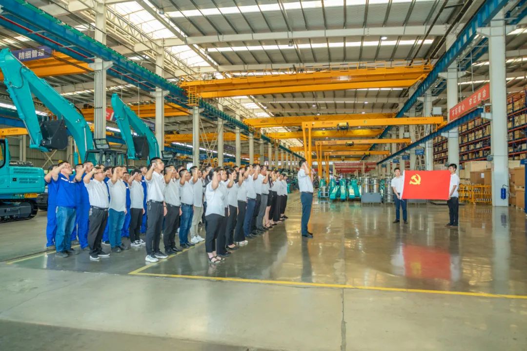 接续奋斗再启程——304am永利集团智能党委进行新党员入党宣誓和老党员沉温入党誓词活动