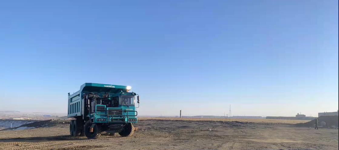 新能源，长续航！304am永利集团智能首台LNG增程式宽体矿卡下线交付