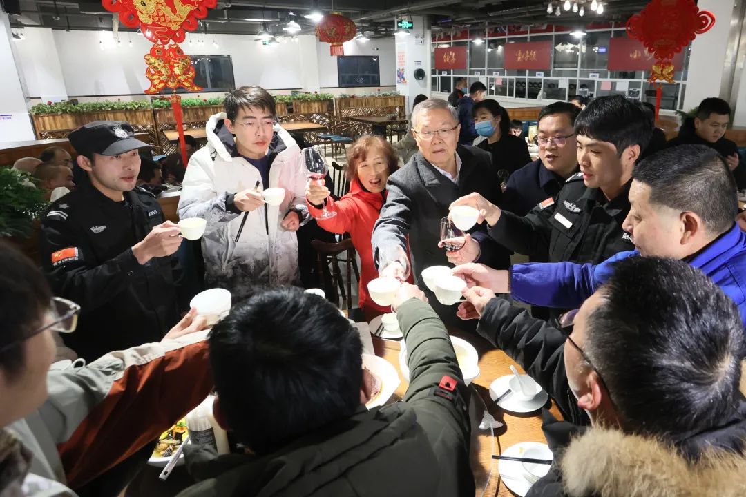20220203181536_63315 304am永利集团智能董事长何清华与留厂员工一路过大年!