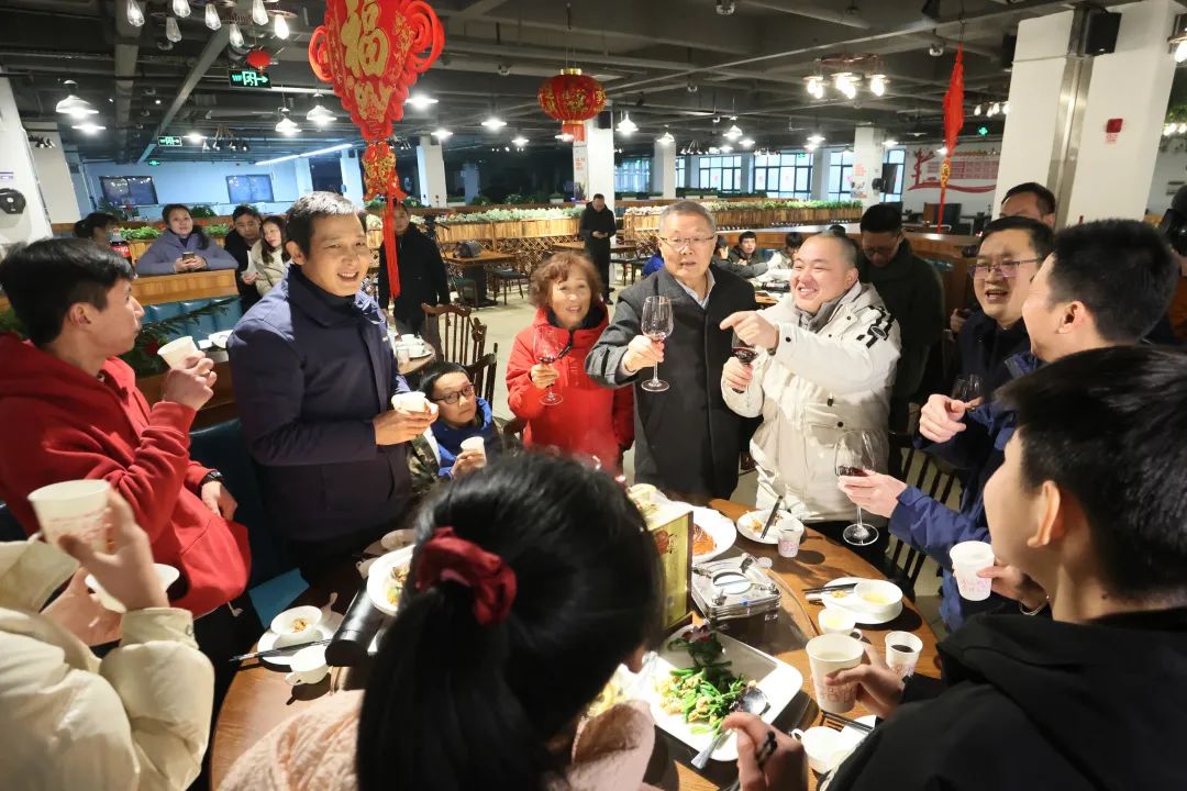 20220203181549_95429 304am永利集团智能董事长何清华与留厂员工一路过大年!