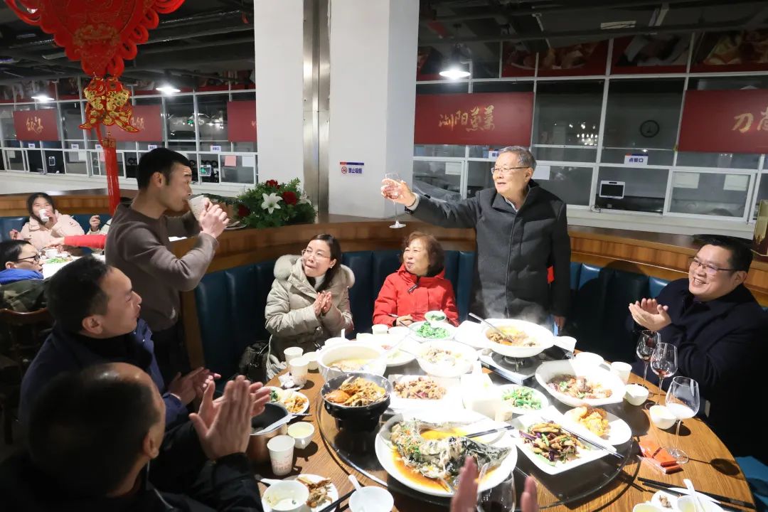 20220203181614_81537 304am永利集团智能董事长何清华与留厂员工一路过大年!