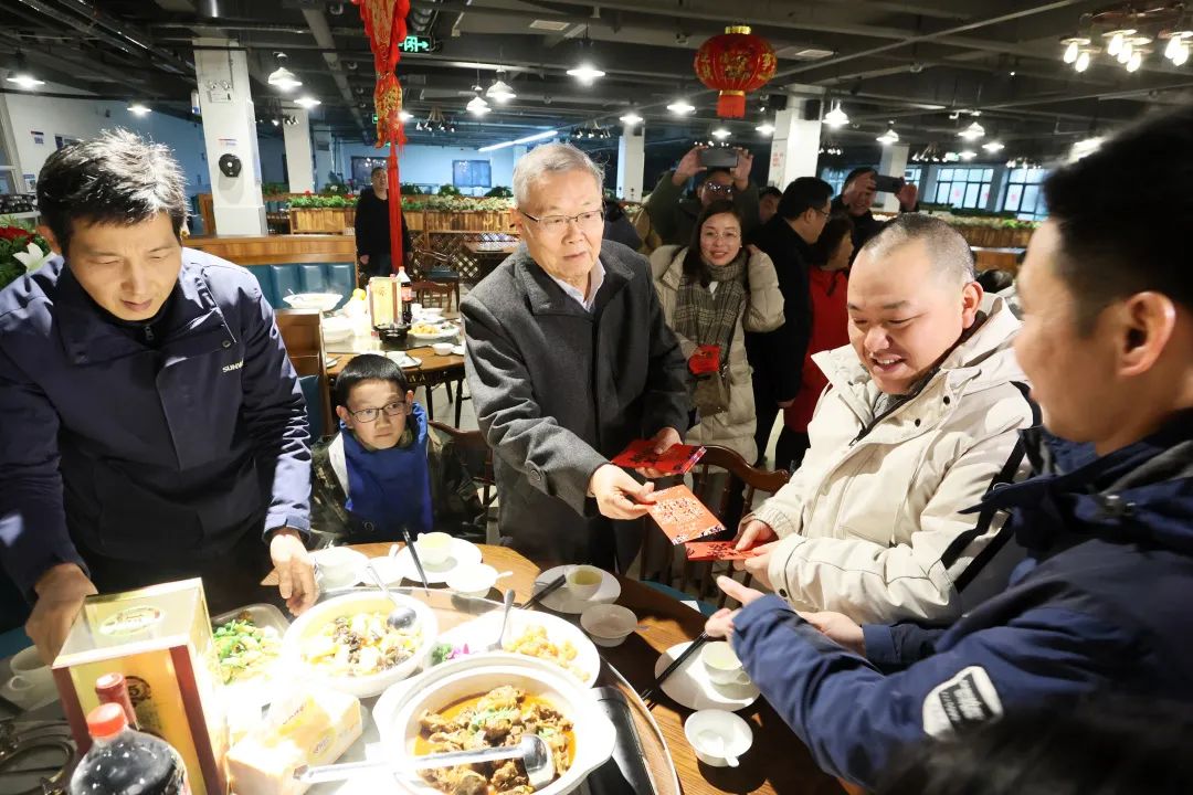 20220203181647_14295 304am永利集团智能董事长何清华与留厂员工一路过大年!