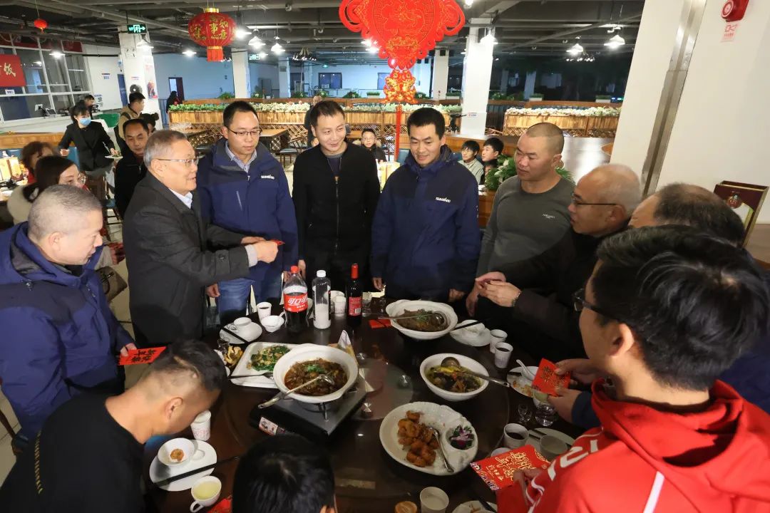 20220203181703_89739 304am永利集团智能董事长何清华与留厂员工一路过大年!