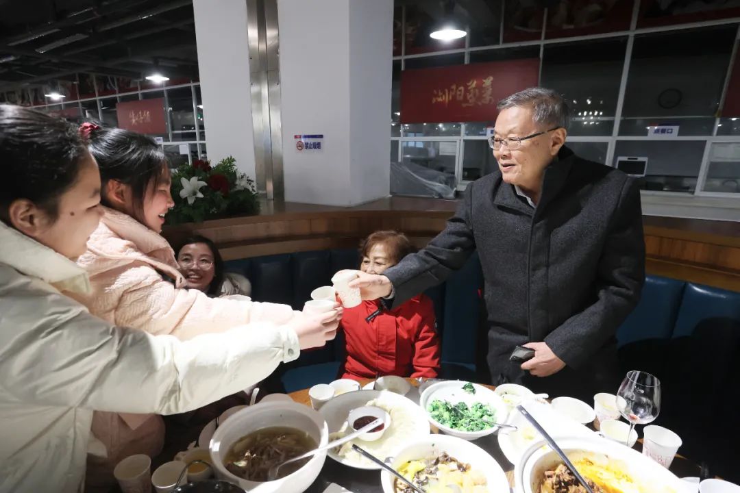 20220203181727_18824 304am永利集团智能董事长何清华与留厂员工一路过大年!