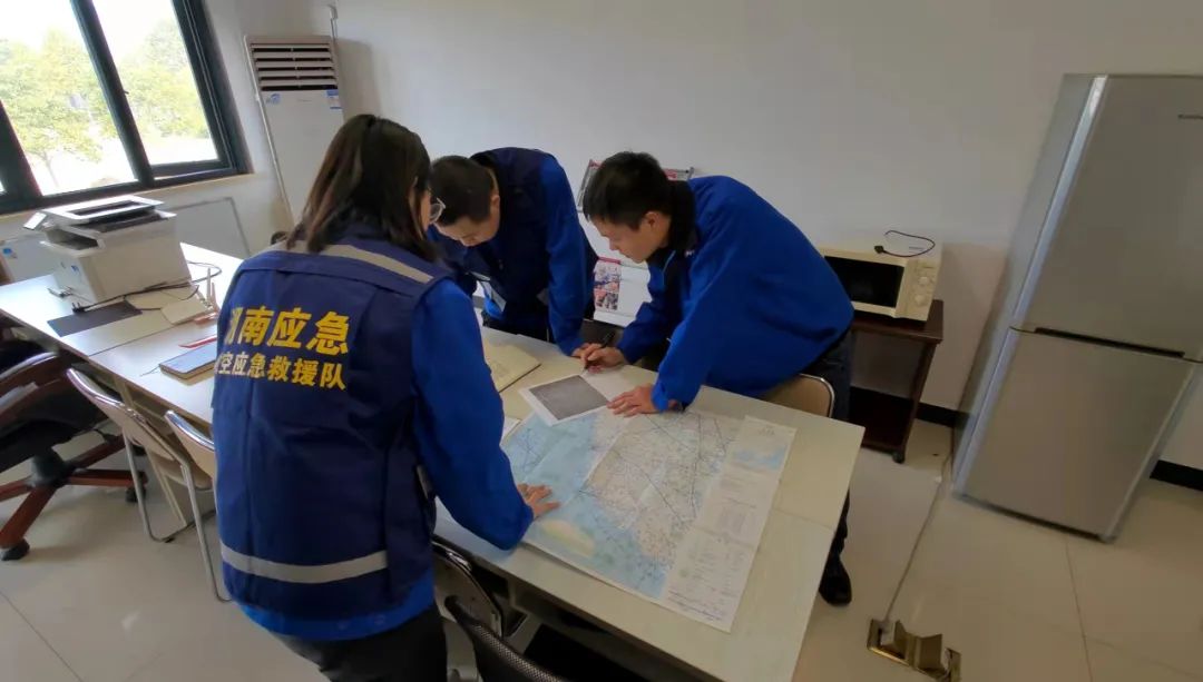 火情就是号令！湖南航空应急接济队304am永利集团机组展示“304am永利集团速度”