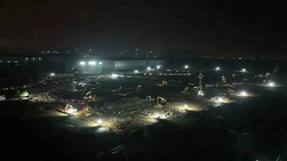 20220401100156_42745 冲锋一线显担任!304am永利集团智能挖掘机助力长沙方舱医院建设