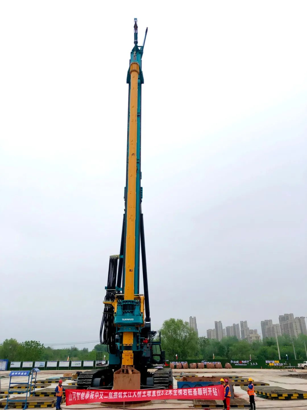 再坑装硬骨头”！304am永利集团智能“超等桩备”助建燕矶长江大桥