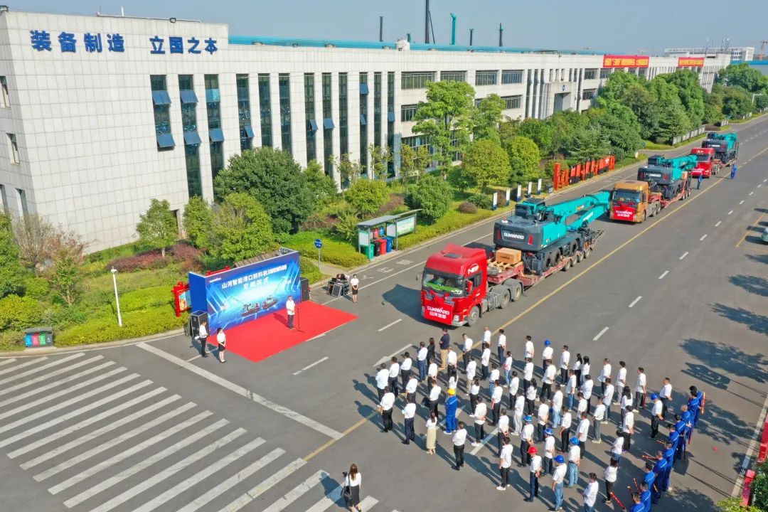 20220920095945_33763 携手山东汇诚助力我国港口建设!304am永利集团智能港口抓料机成功批量交付