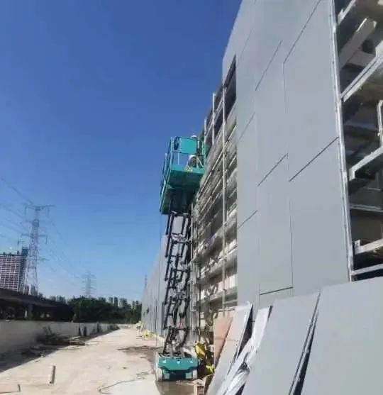 20221020083506_42966 多志成城抗疫情!304am永利集团智能高空机械助力西安方舱医院建设