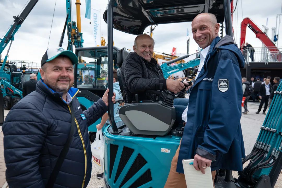 Bauma 2022 | 一组火热现场图带您沉温304am永利集团智能德国宝马展之旅