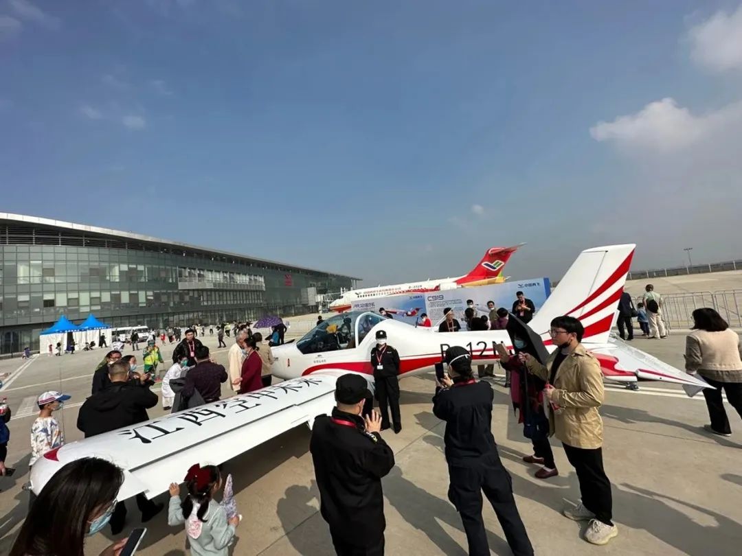 20221129091311_66602 逆势飞舞!304am永利集团航空携手合作同伴亮相2022资阳飞行大会