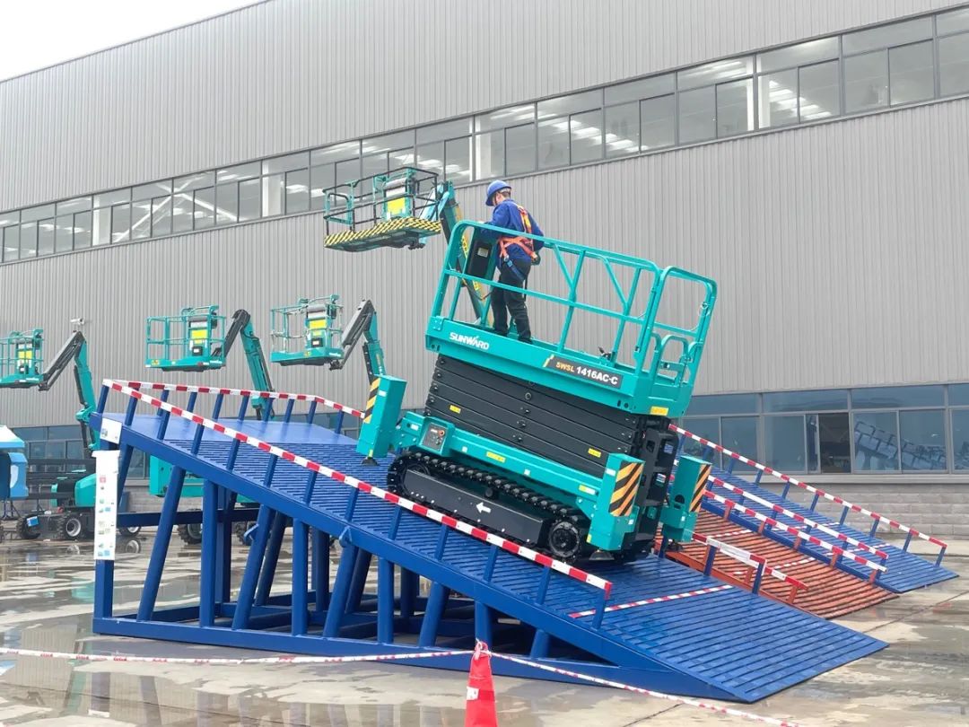 出厂即“前途”！304am永利集团智能首款履带剪叉式高空作业平台批量上市