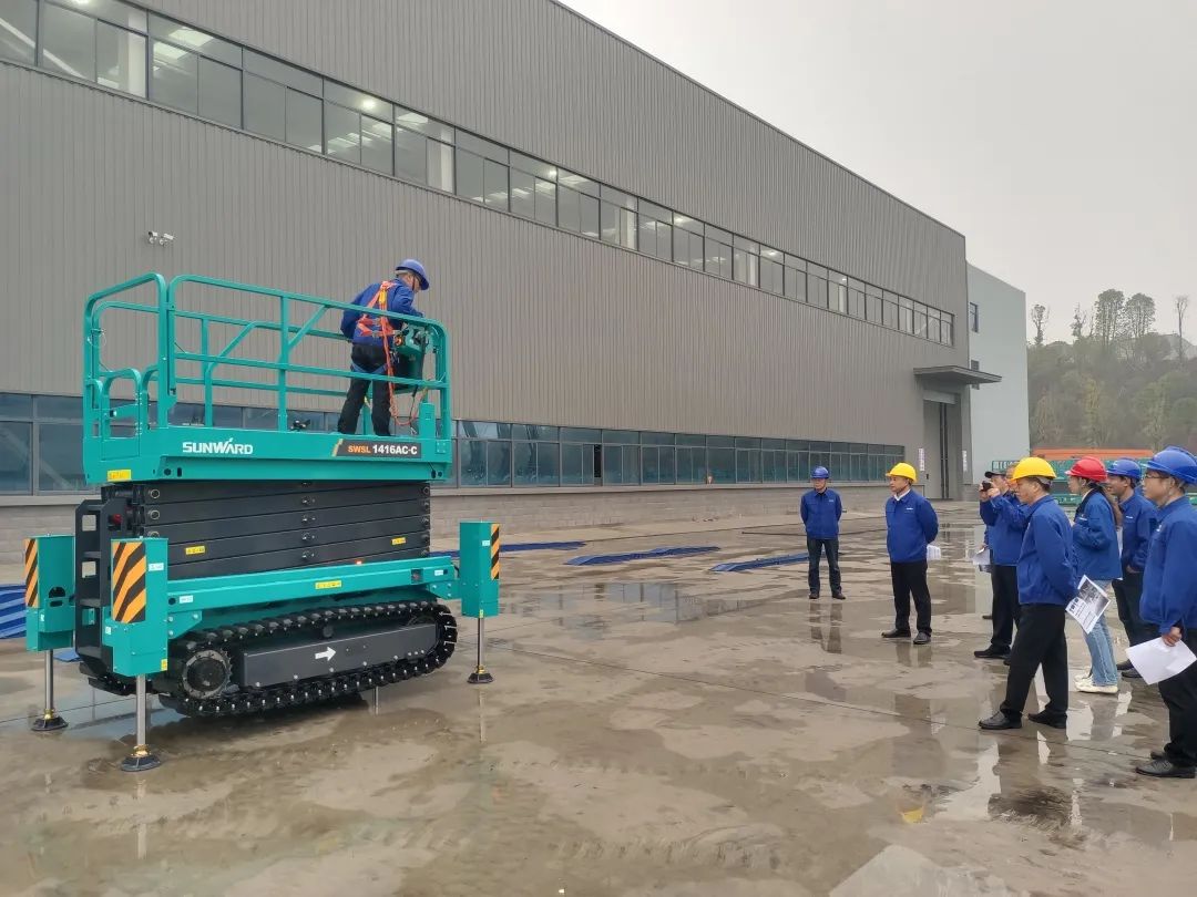 出厂即“前途”！304am永利集团智能首款履带剪叉式高空作业平台批量上市
