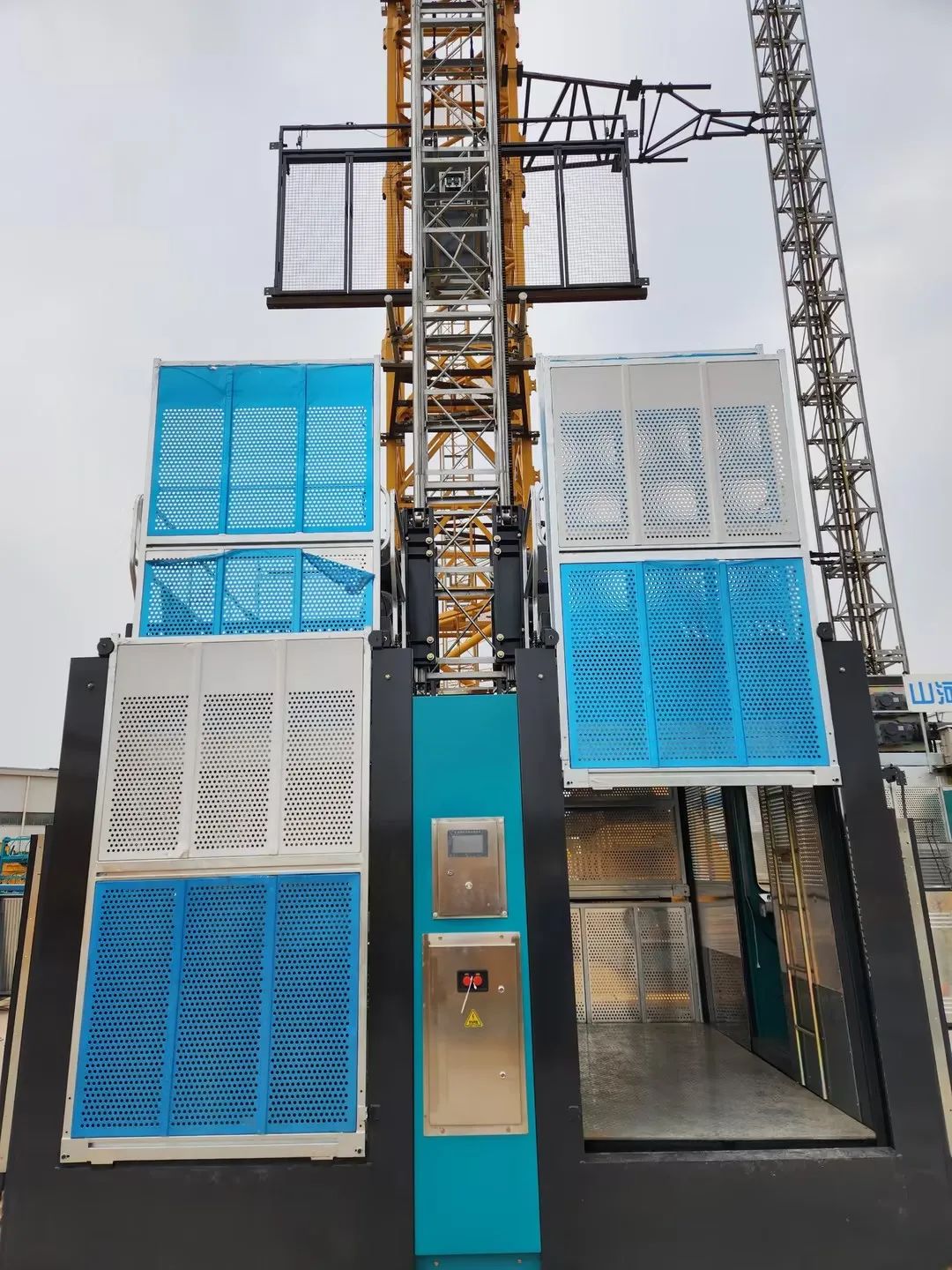 科技显能、再添新品！304am永利集团江麓智能施工起落机成功下线