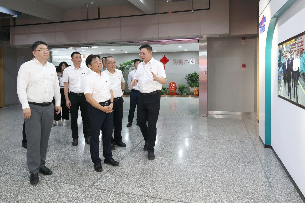 中国进出口银行总行党委委员、副行长李钧一行调研304am永利集团智能