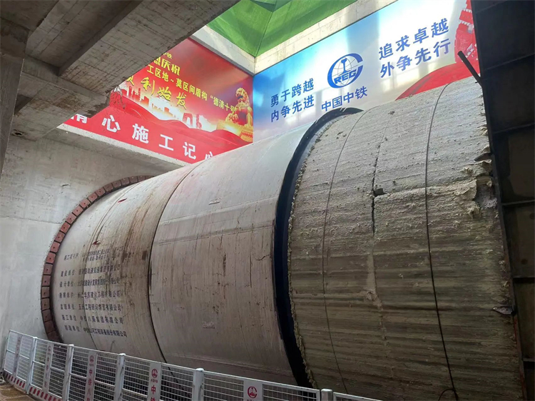 首战华东市。≈刑304am永利集团杭德市域铁路工程地莫区间左线盾构机顺利始发