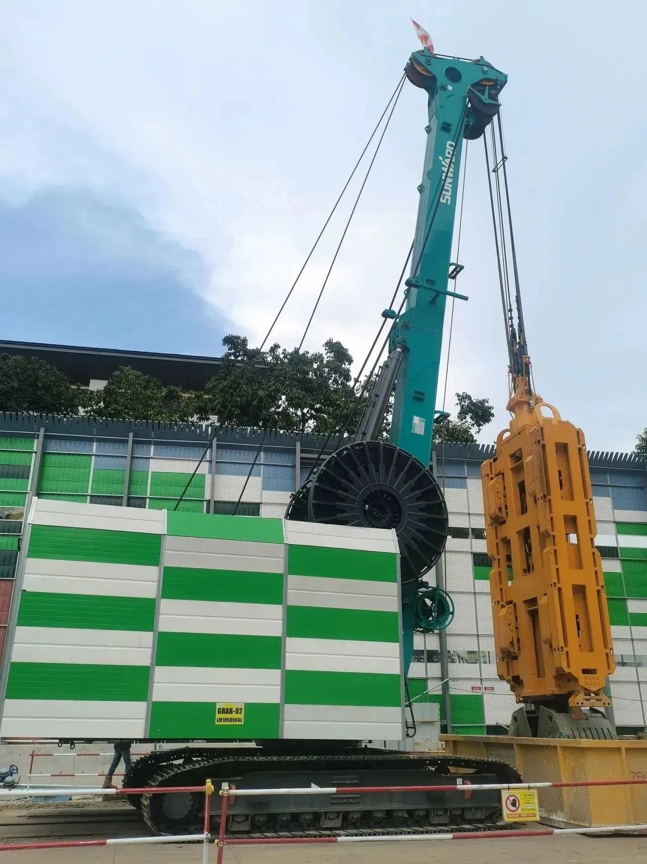20230810175022_80541 助力国内国际沉大工程!304am永利集团智能液压抓斗实力“出圈”