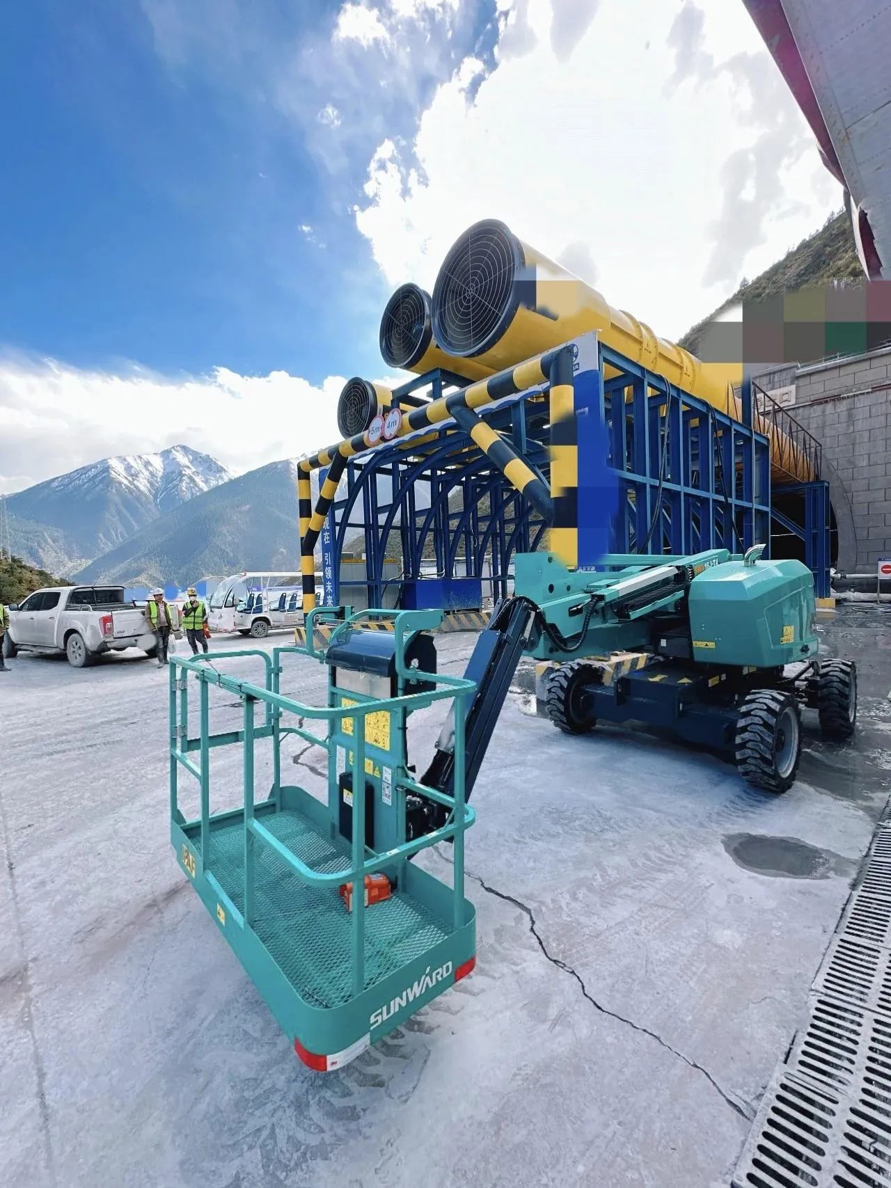 不惧高海拔挑战!304am永利集团智能高空机械实力助建川藏铁路