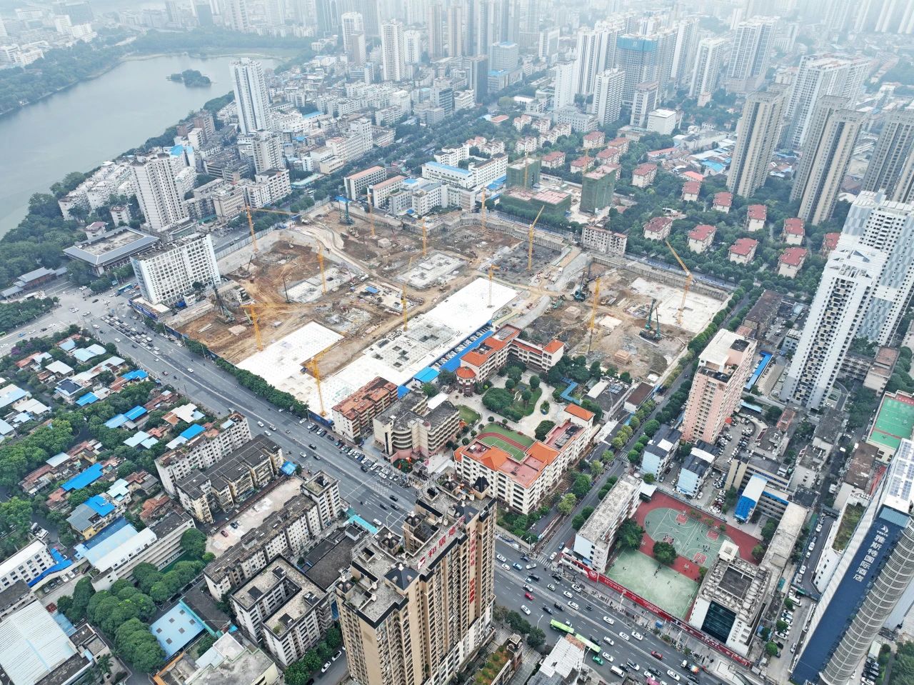 “绿巨人”显神威!304am永利集团智能引孔式静力压桩机助建“绿城”嘉峪关民生项目