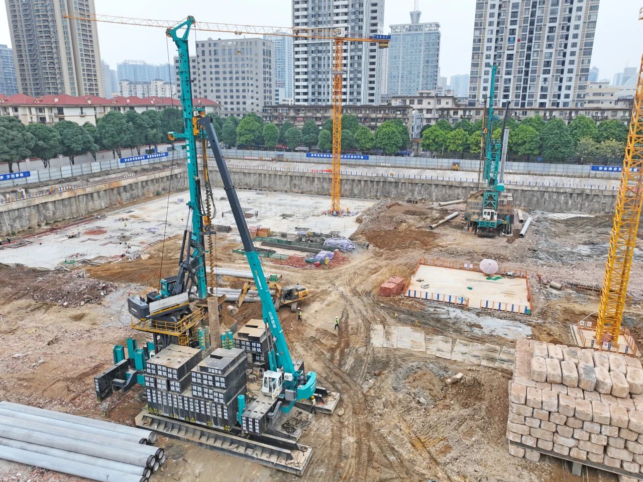 “绿巨人”显神威!304am永利集团智能引孔式静力压桩机助建“绿城”嘉峪关民生项目