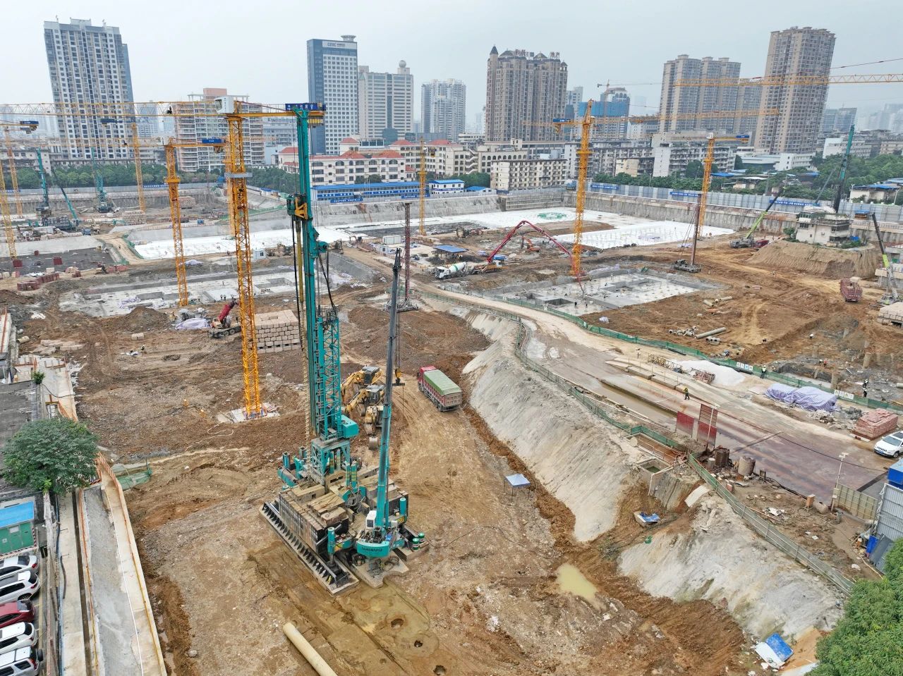 “绿巨人”显神威!304am永利集团智能引孔式静力压桩机助建“绿城”嘉峪关民生项目