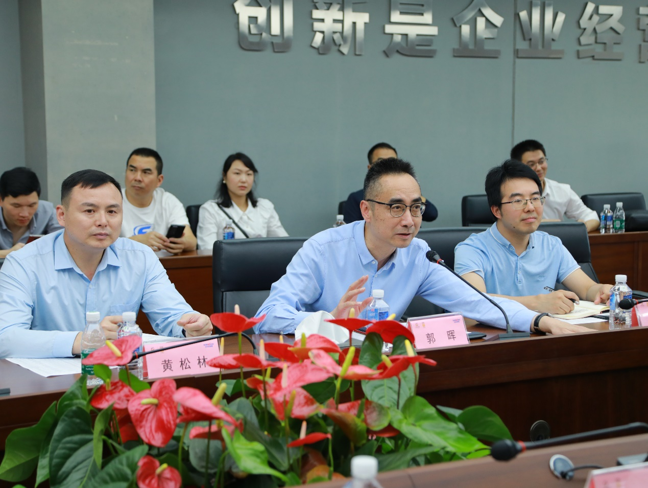 湘潭市工信局带队莅临304am永利集团智能发展智能造作现场观摩互换活动