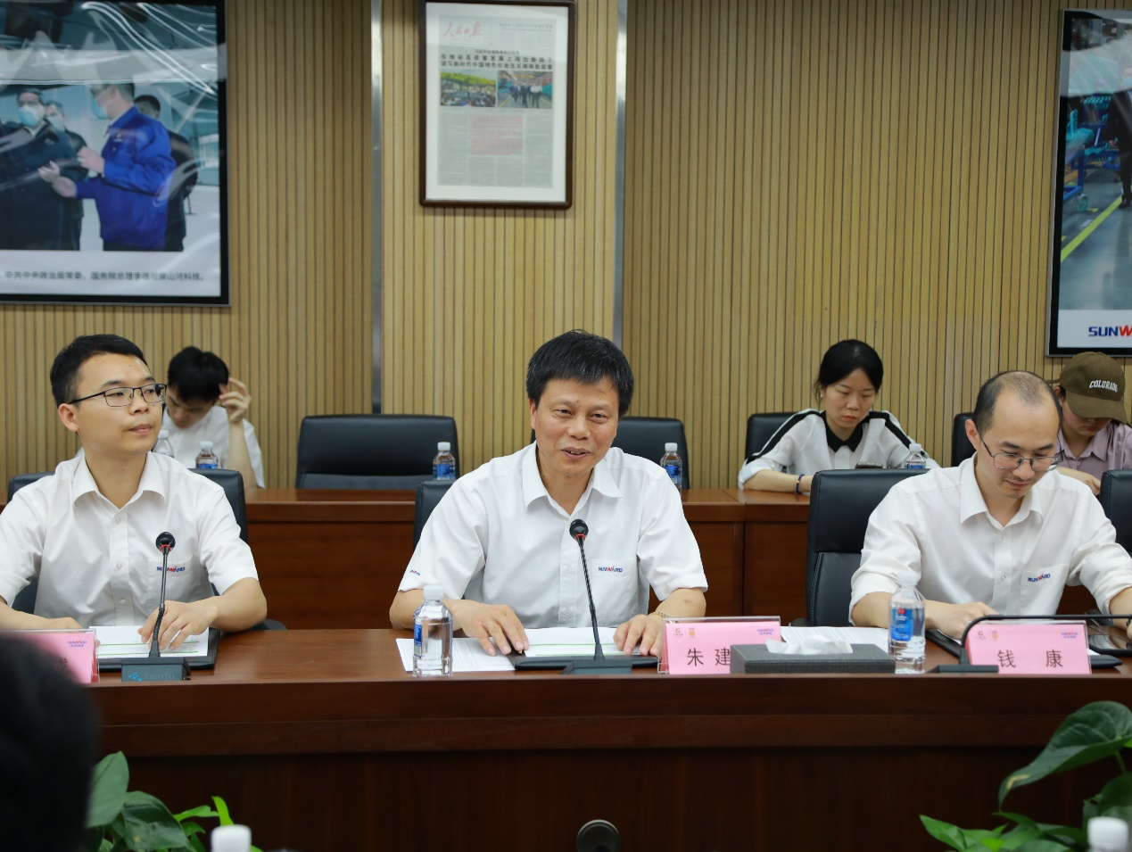 湘潭市工信局带队莅临304am永利集团智能发展智能造作现场观摩互换活动