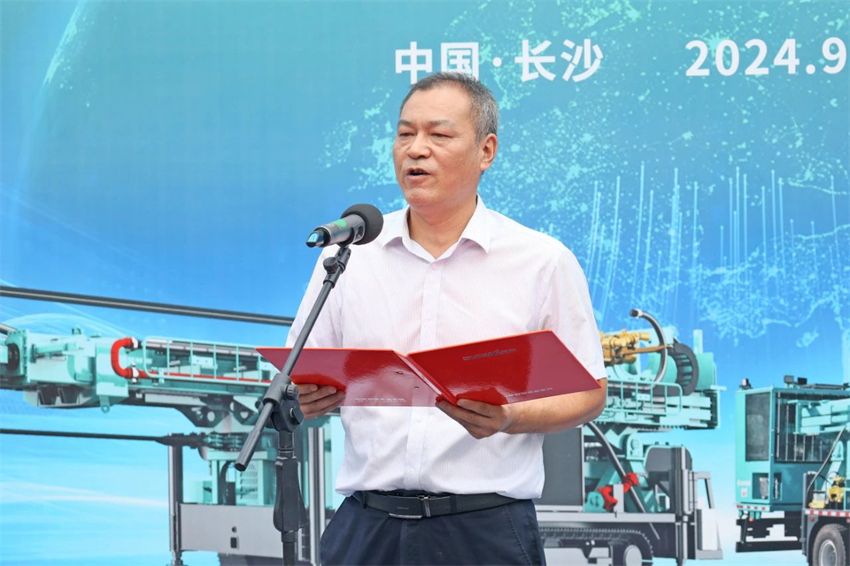 引领绿色科技新篇章！304am永利集团智能新能源钻机成功交付