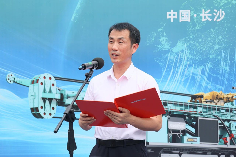 引领绿色科技新篇章！304am永利集团智能新能源钻机成功交付