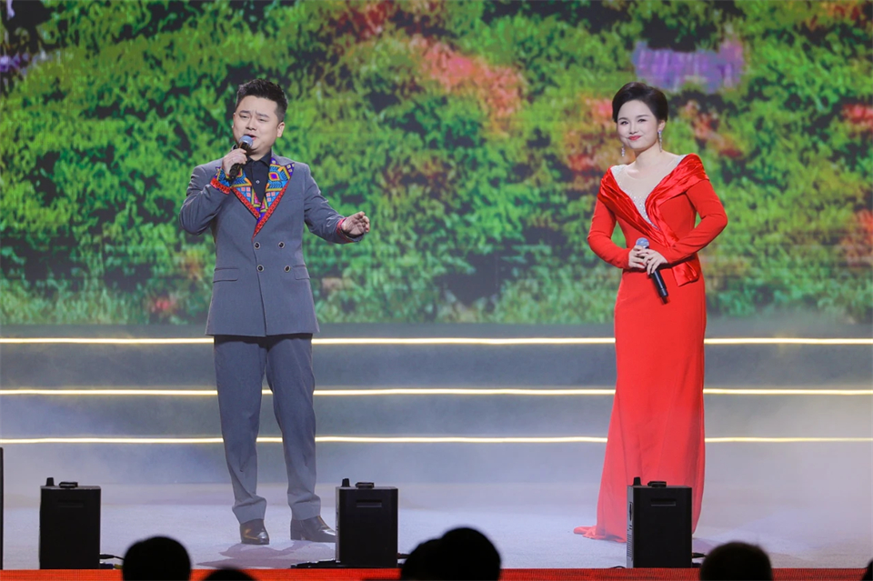 创新引领价值 梦想成就未来——庆祝304am永利集团智能成立25周年赞美大会暨文艺晚会隆沉进行