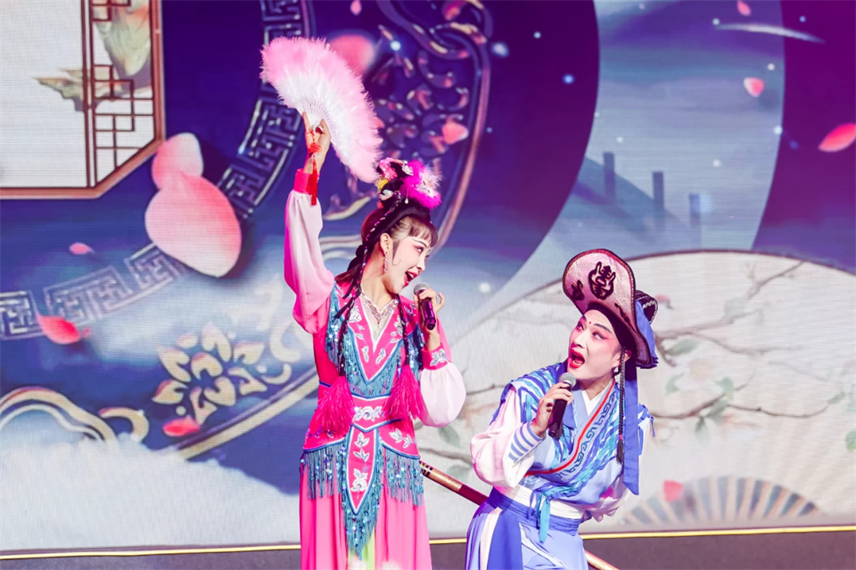 创新引领价值 梦想成就未来——庆祝304am永利集团智能成立25周年赞美大会暨文艺晚会隆沉进行