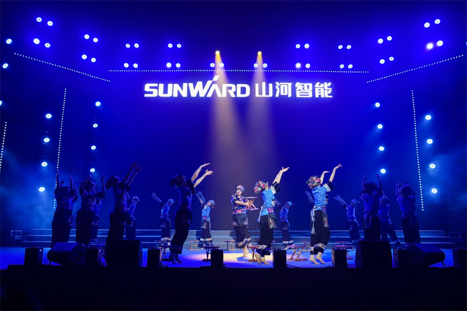 创新引领价值 梦想成就未来——庆祝304am永利集团智能成立25周年赞美大会暨文艺晚会隆沉进行