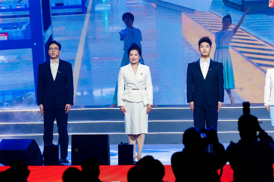 创新引领价值 梦想成就未来——庆祝304am永利集团智能成立25周年赞美大会暨文艺晚会隆沉进行