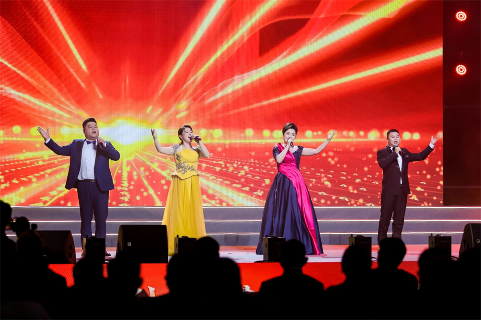 创新引领价值 梦想成就未来——庆祝304am永利集团智能成立25周年赞美大会暨文艺晚会隆沉进行