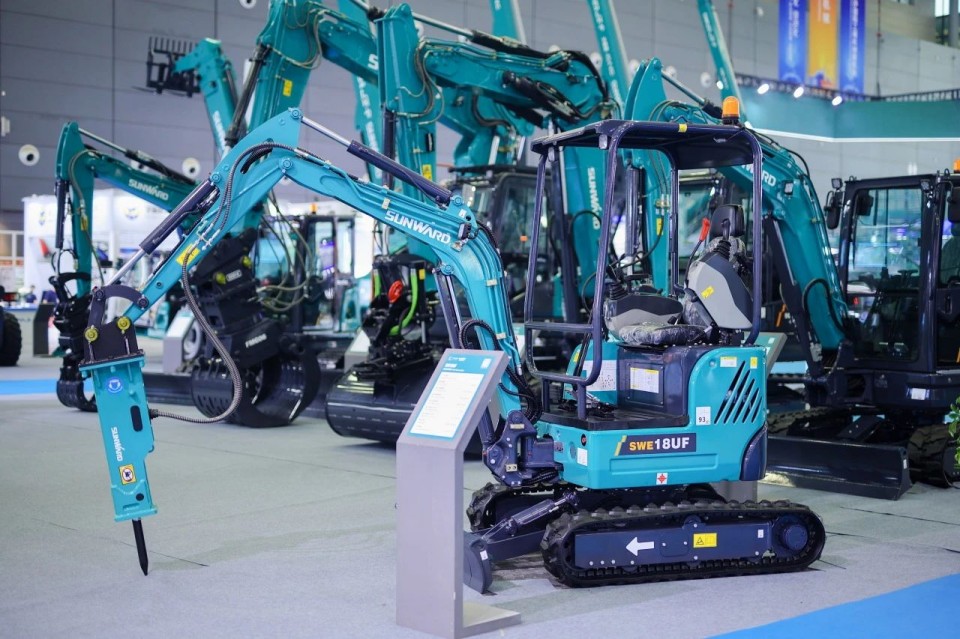 2025 CICEE | 从单一工具迈向多元化解决规划，304am永利集团智能出现非凡挖掘机风采