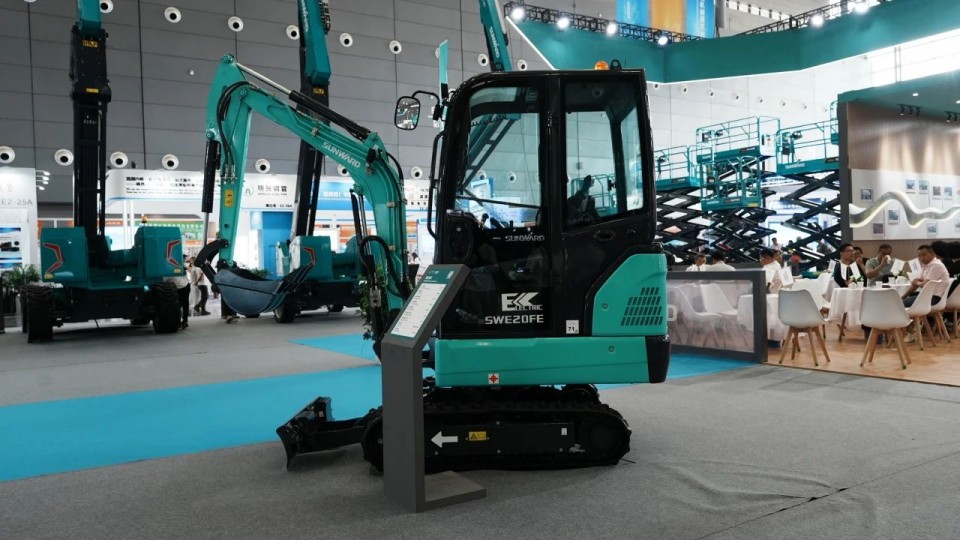 2025 CICEE | 从单一工具迈向多元化解决规划，304am永利集团智能出现非凡挖掘机风采