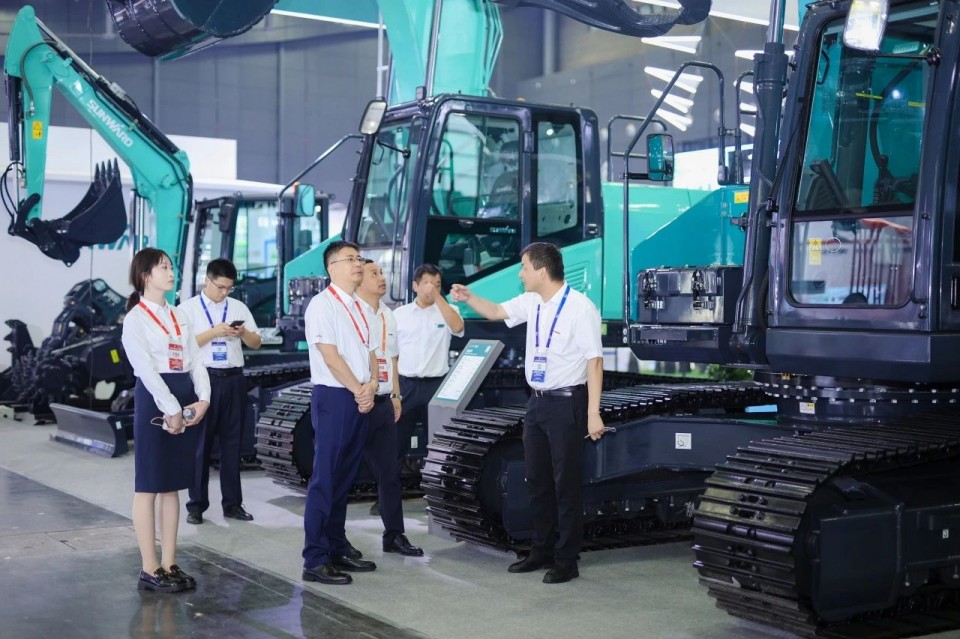 2025 CICEE | 从单一工具迈向多元化解决规划，304am永利集团智能出现非凡挖掘机风采