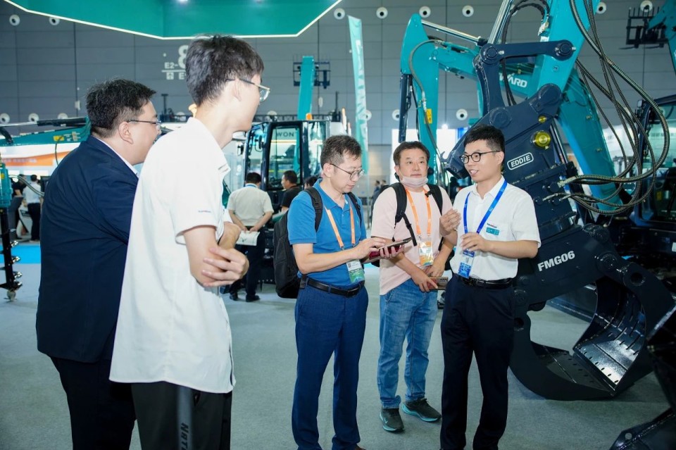 2025 CICEE | 从单一工具迈向多元化解决规划，304am永利集团智能出现非凡挖掘机风采