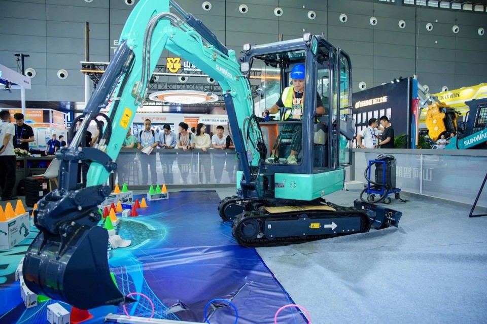 2025 CICEE | 从单一工具迈向多元化解决规划，304am永利集团智能出现非凡挖掘机风采