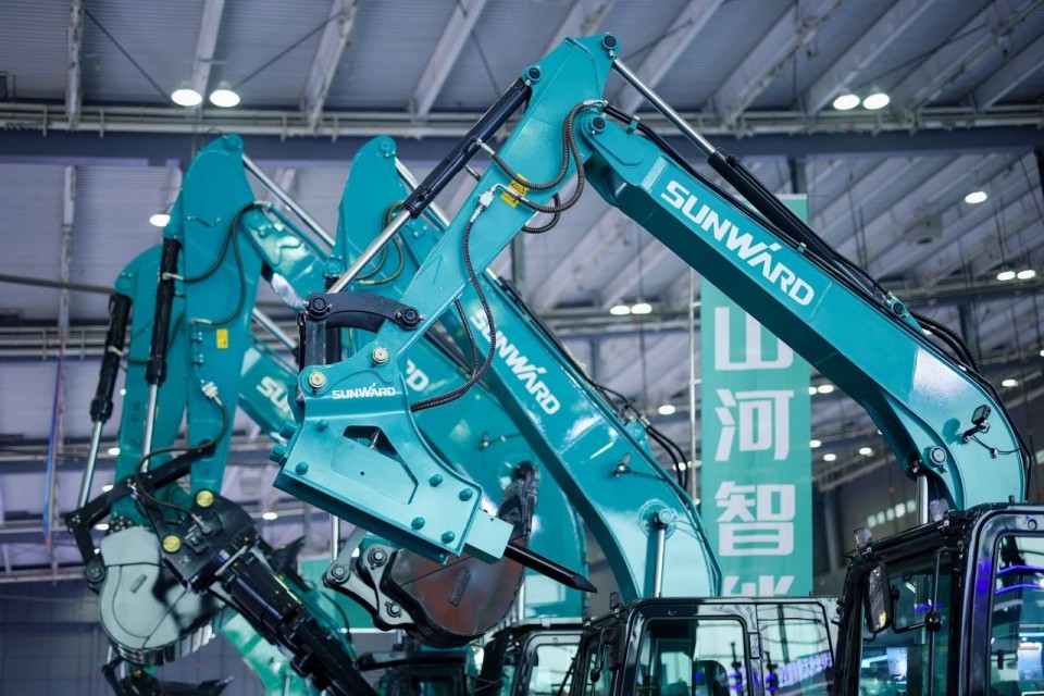 2025 CICEE | 从单一工具迈向多元化解决规划，304am永利集团智能出现非凡挖掘机风采