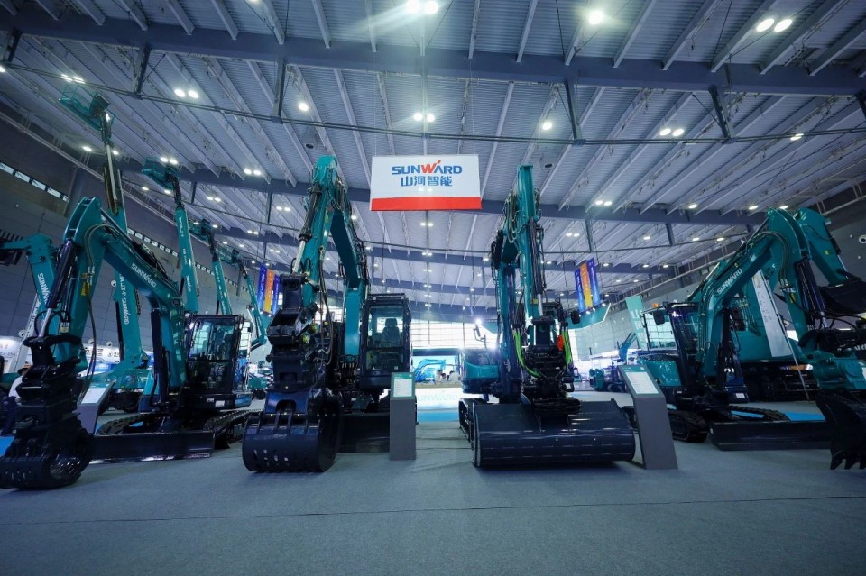 2025 CICEE | 从单一工具迈向多元化解决规划，304am永利集团智能出现非凡挖掘机风采
