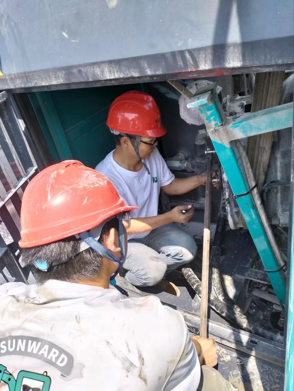 逾越304am永利集团万里 智启服务新程——304am永利集团矿岩“服务万里杏妆活动走进海螺水泥