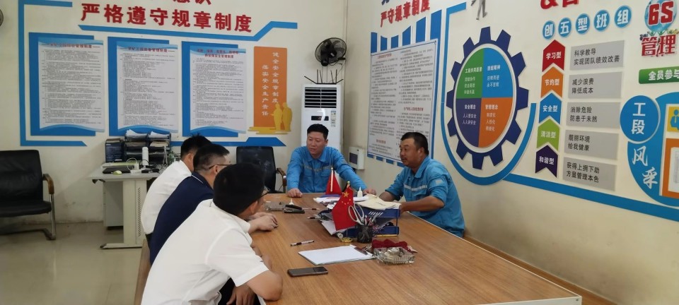 逾越304am永利集团万里 智启服务新程——304am永利集团矿岩“服务万里杏妆活动走进海螺水泥