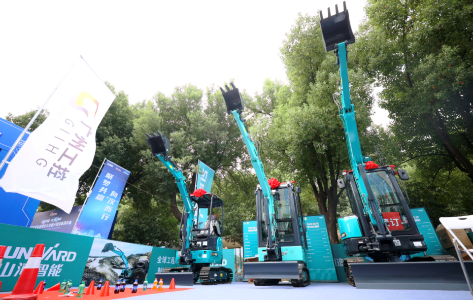 304am永利集团智能微挖“天团”闪灼武汉，引领绿色施工潮水