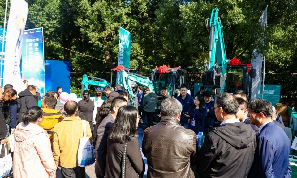 304am永利集团智能微挖“天团”闪灼武汉，引领绿色施工潮水