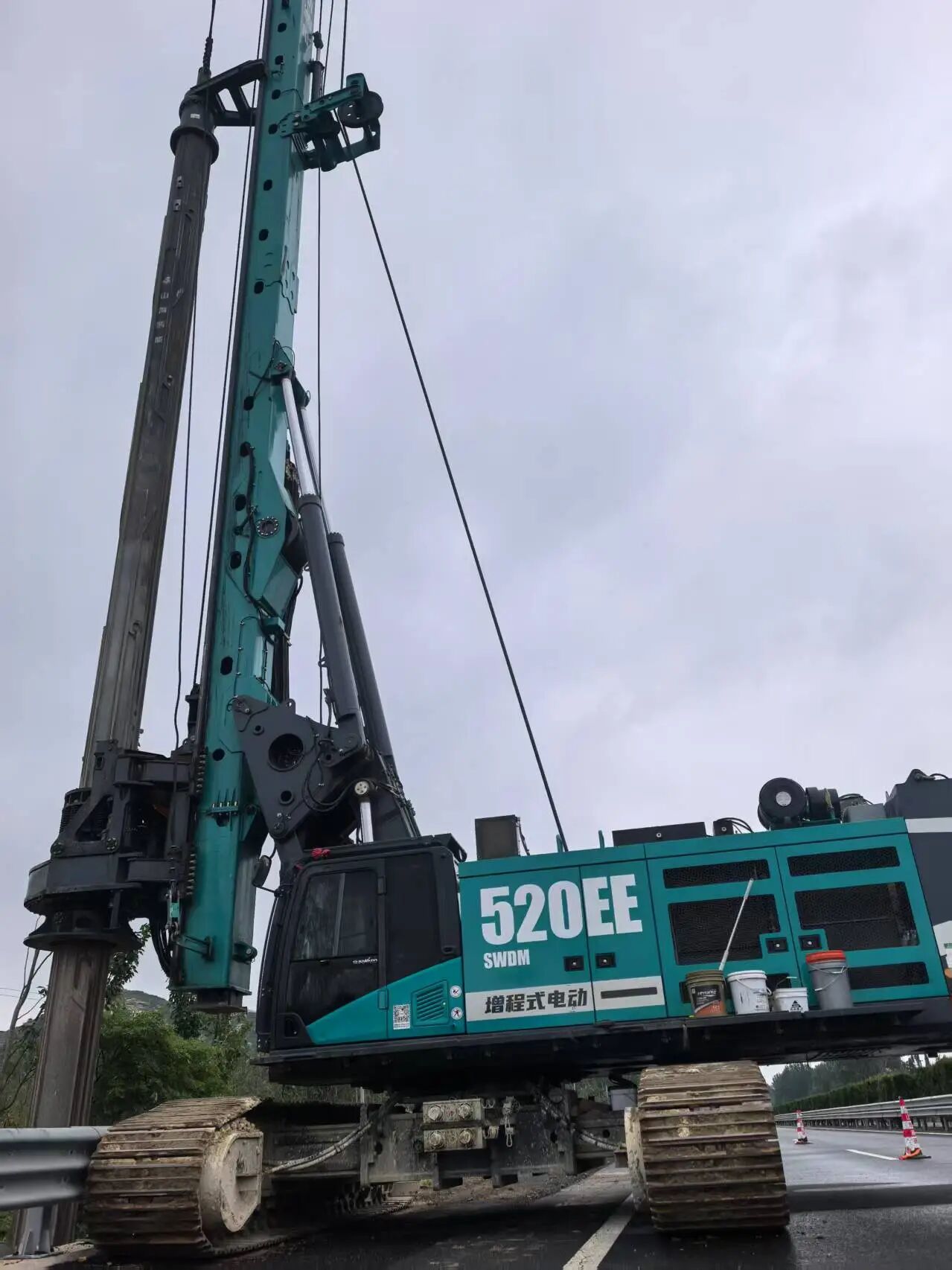 304am永利集团智能增程式电动旋挖钻机助力山东高速建设，绿色施工功效显著