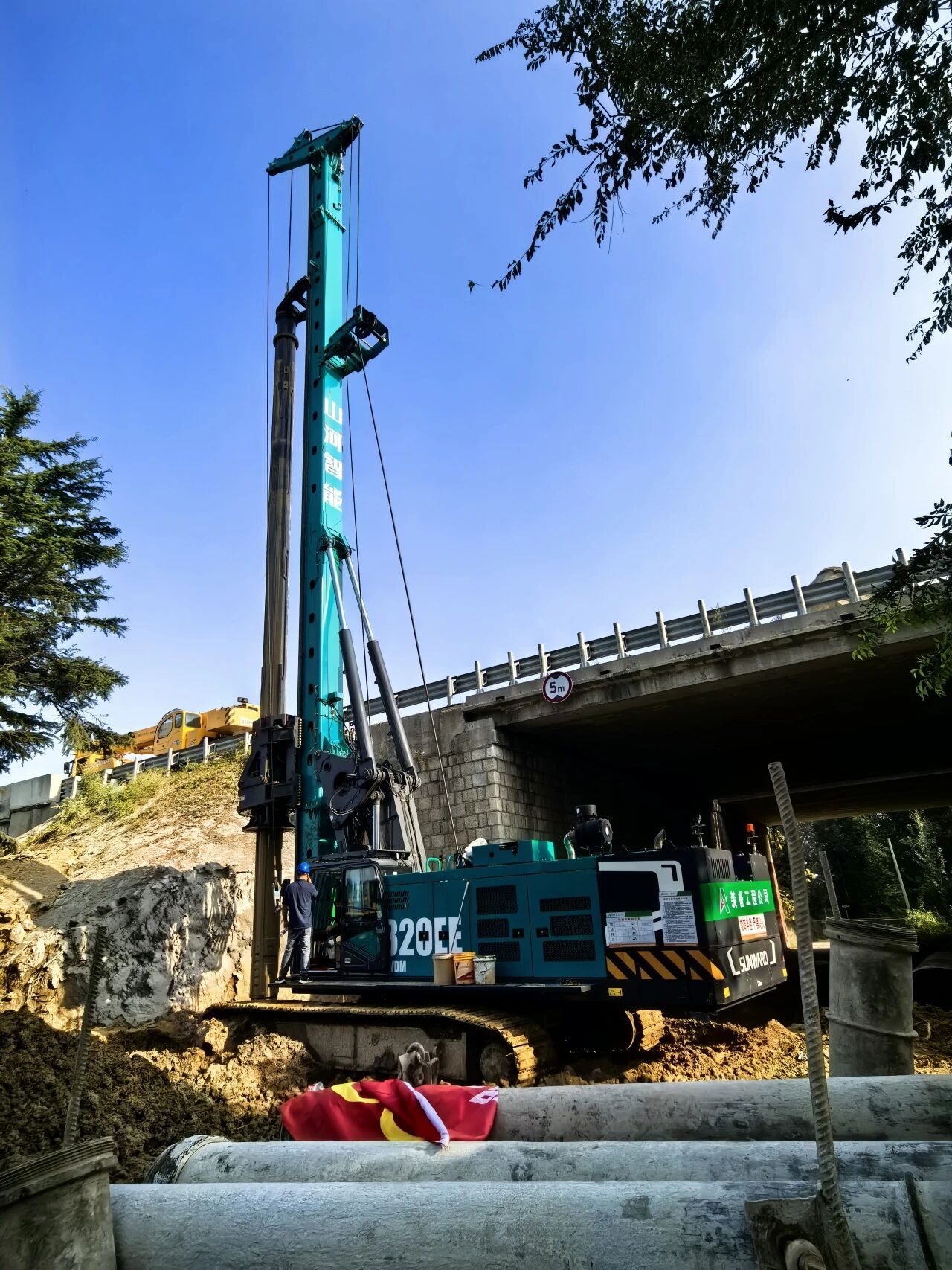 304am永利集团智能增程式电动旋挖钻机助力山东高速建设，绿色施工功效显著